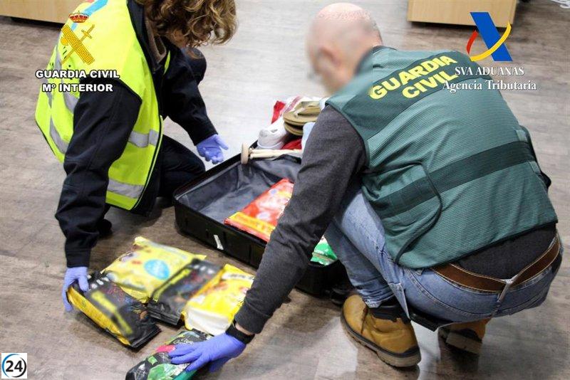 Colombianos detenidos por contrabando de cocaína en aeropuerto de Santander.