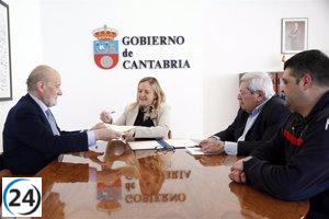 El Gobierno respalda a los Bomberos Voluntarios de Santander con un convenio de 12.000 euros.