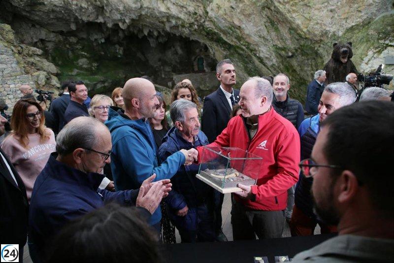 El príncipe Alberto de Mónaco abre una muestra sobre su ancestro en Cantabria