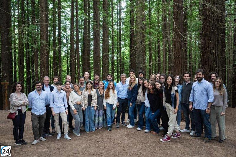 Feijóo se reencuentra con la juventud en plena naturaleza.