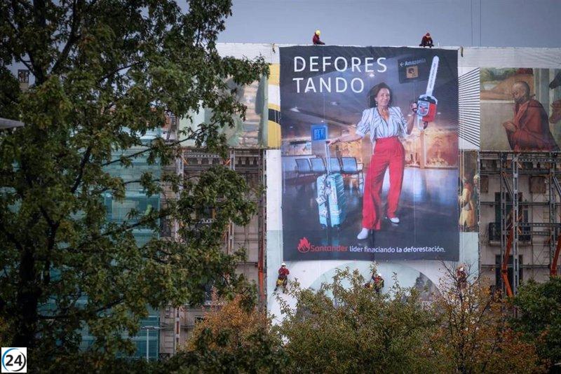 Greenpeace denuncia deforestación con montaje de Botín en sede del Santander