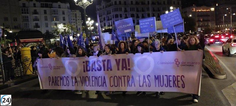 Cerca de 1,200 personas marchan en Santander contra la violencia machista.