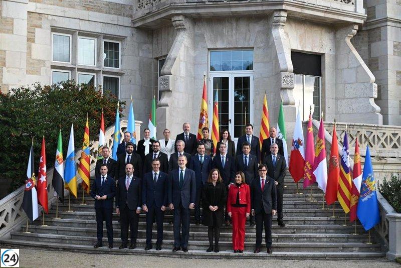 El Rey visita el Palacio de la Magdalena y se fotografía con las autoridades.