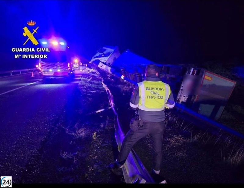 Un camionero de 63 años pierde la vida en un accidente en la A-2 a su paso por Fraga, Huesca.