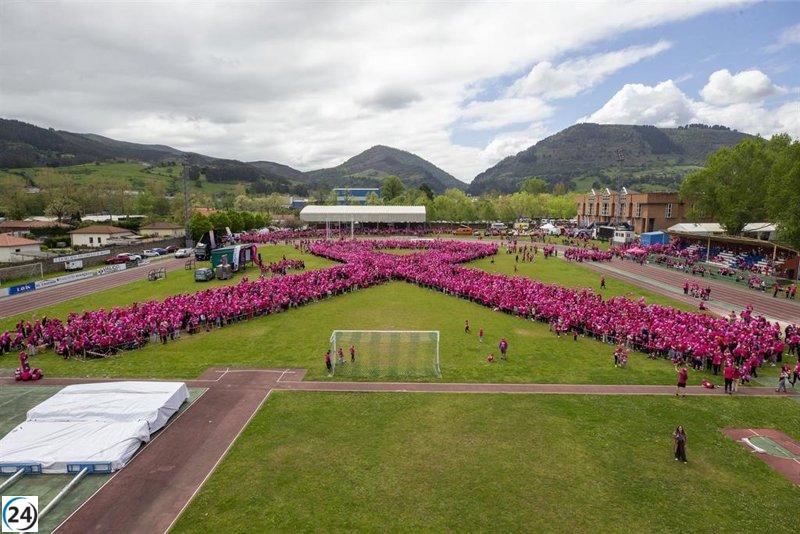 Más de 7,000 suman fuerzas en el 'Lazo Rosa' de Luchamos por la Vida, pero no logran el Récord Guinness.