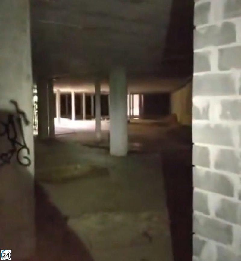 Fuego consume el cableado de un edificio en ruinas en Los Corrales.