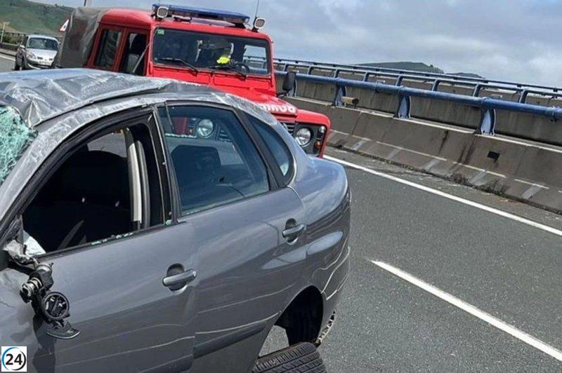 Accidente en la A-67: colisión entre un vehículo y un auto detenido en Santiurde de Reinosa.