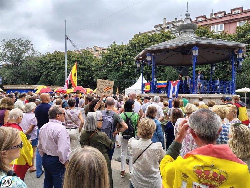 Miles de manifestantes en Santander exigen la renuncia de Pedro Sánchez.