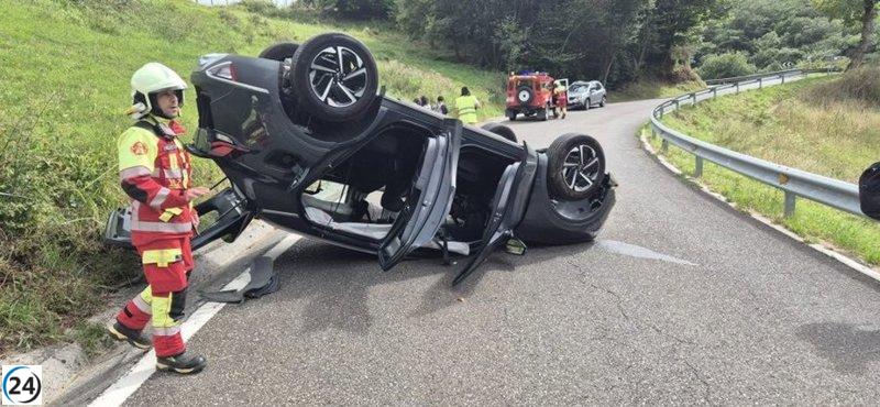 Accidente en Peñarrubia deja cuatro heridos, incluidos dos niños.