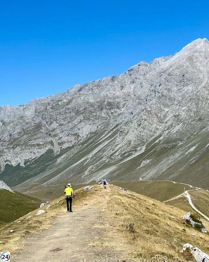 Auxilian a montañero belga en Picos de Europa tras quedar incapacitado en área de difícil acceso.