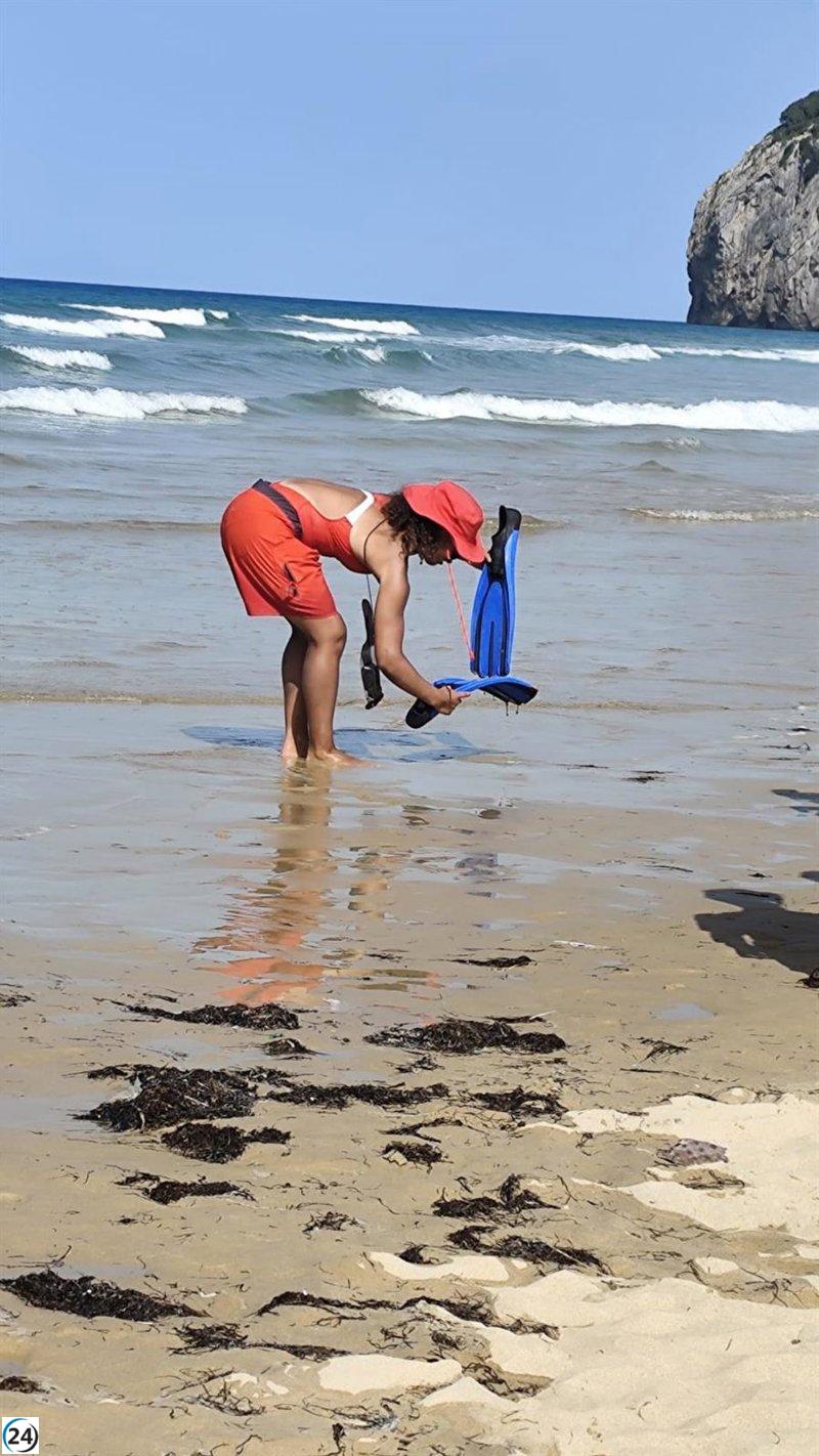 La playa de Berria vuelve a su calma habitual tras el auge de medusas.