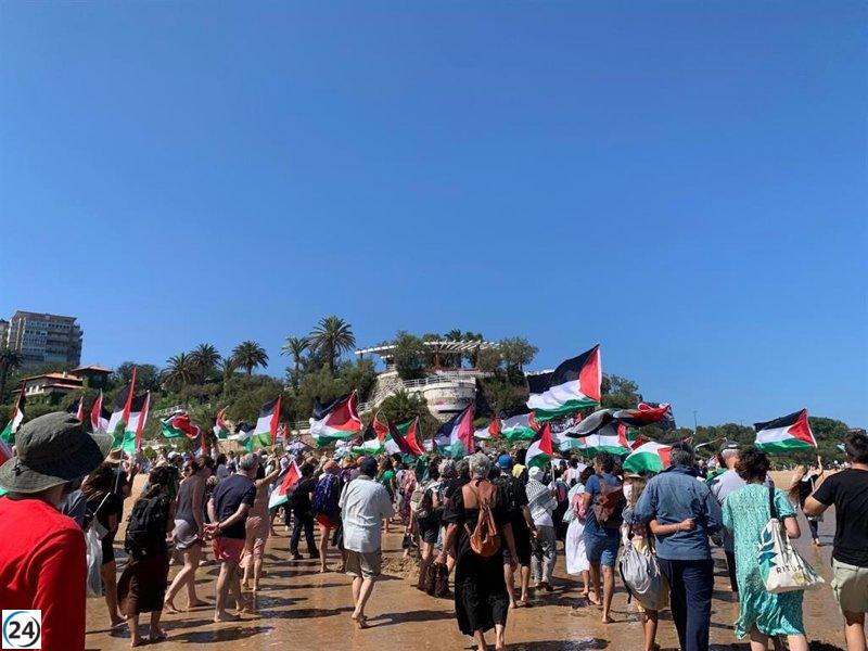 Miles se congregan en las playas del Sardinero para exigir término a la violencia en Gaza.
