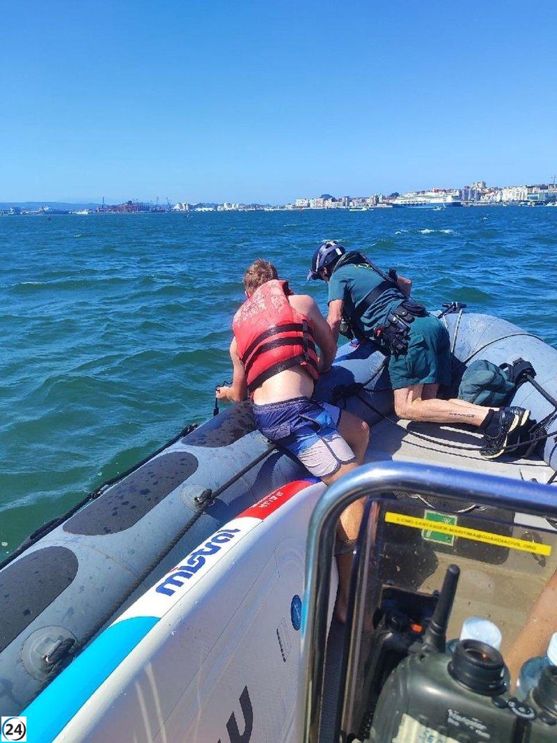 Siete jóvenes a salvo tras un rescate en Santander, dos a punto de ser chocados por un barco mercante mientras practicaban paddle surf.