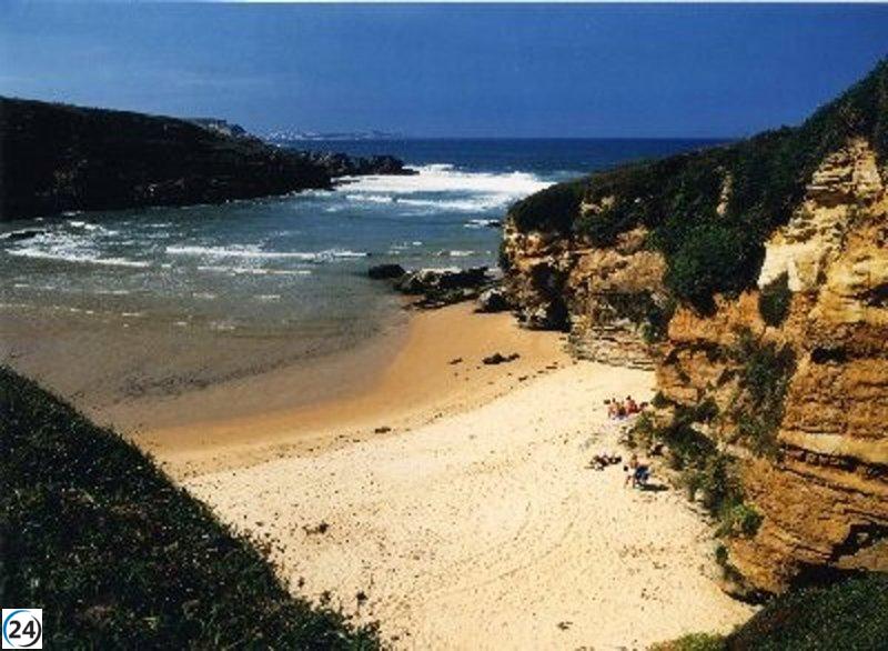 La playa de Galizano permanece cerrada por un brote de rotavirus, mientras un paciente sigue hospitalizado.