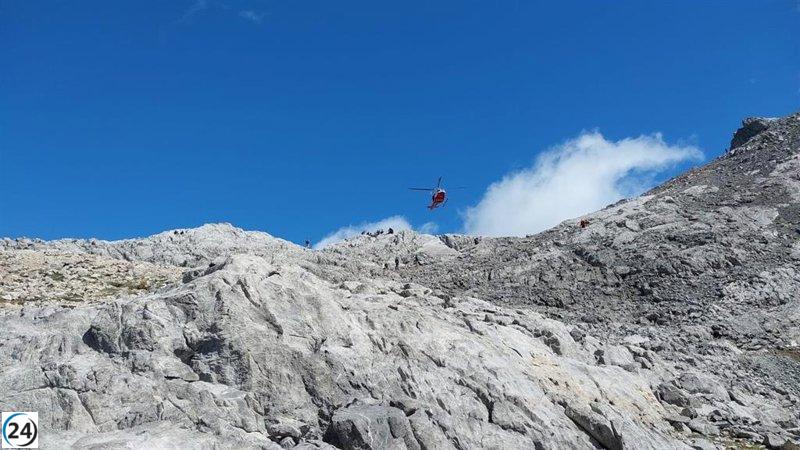 Rescate en Picos de Europa: helicóptero salva a mujer de Llanes con posible fractura de tobillo.