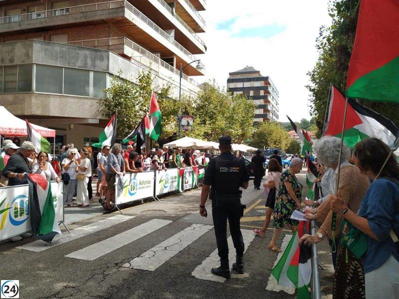 Multitudinarias manifestaciones en Laredo exigen justicia por Palestina durante el inicio de La Vuelta.