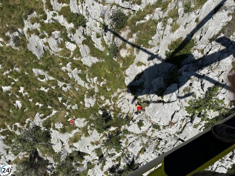 Rescatan a una excursionista brasileña de la vía ferrata de Socueva en helicóptero tras quedar varada.