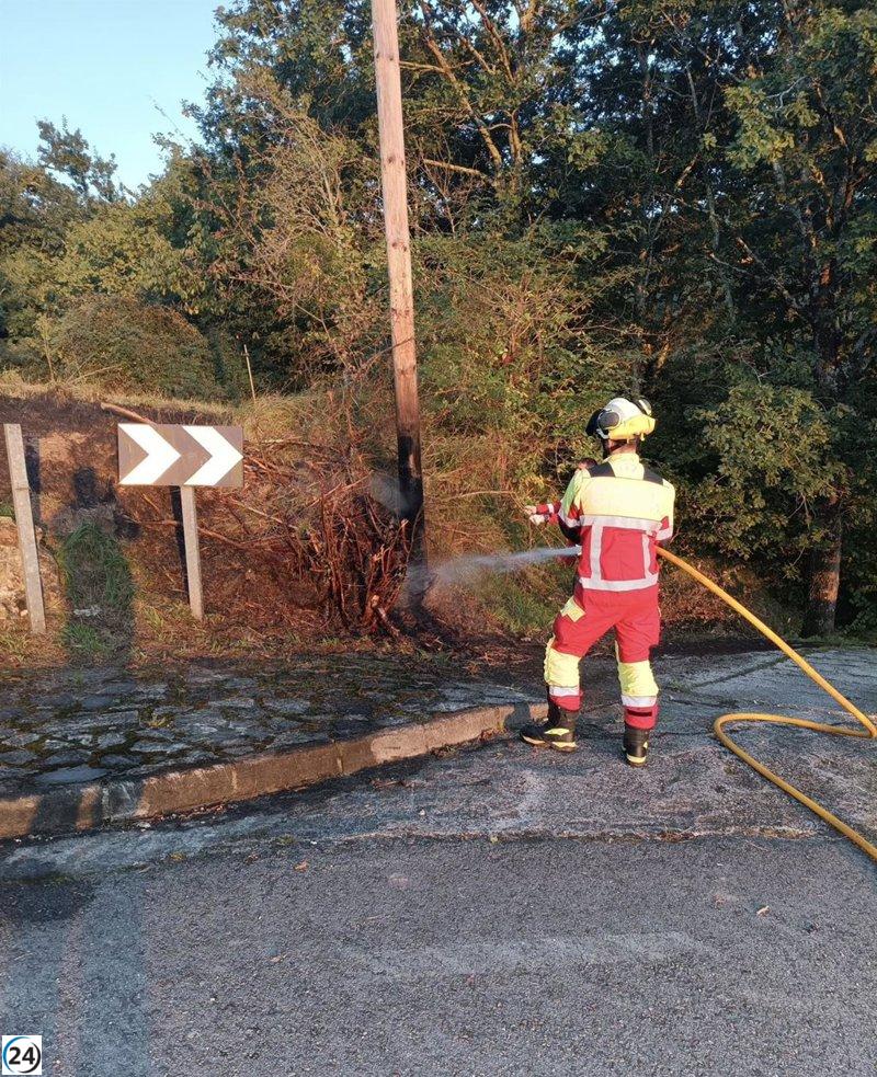 Controlado incendio en Herrerías que dañó vegetación y poste de telecomunicaciones.