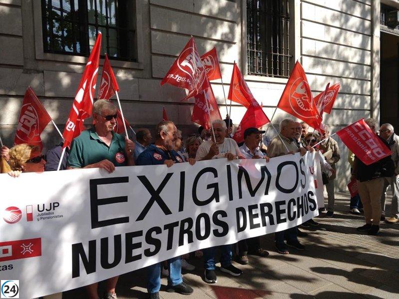 Pensionistas de UGT y CCOO exigen medidas favorables en el Día Internacional de las Personas Mayores.