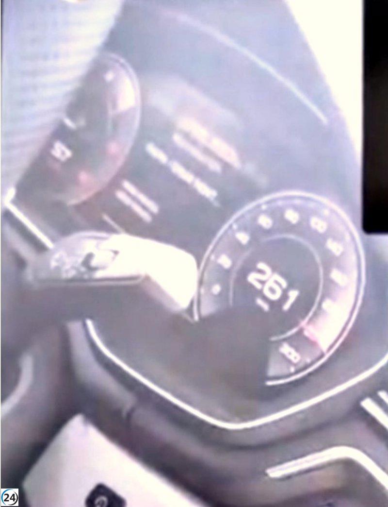 Conductor a 260 km/h pone en riesgo a siete ocupantes, incluidos niños.