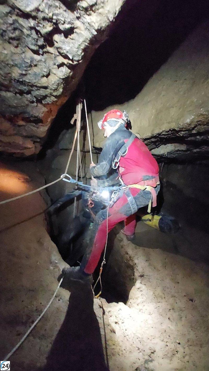 Joven de Santander salvado tras quedar atrapado en una cueva de Miera.