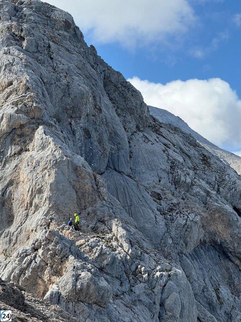 Helicóptero salva a escalador tras caída de 20 metros en Picos de Europa.
