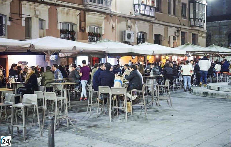 Santander propondrá una nueva normativa que restringe las terrazas hasta la 1:30 y las delimita con picos de seguridad.