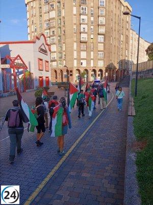Multitudinaria caminata en apoyo a Gaza une Maliaño y La Cavada.