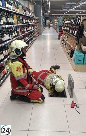 Bomberos intervienen en supermercado de Reinosa tras derrame de combustible para evaluar riesgo de gases inflamables.