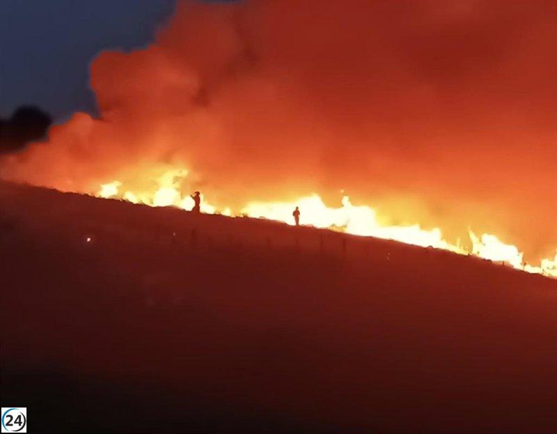 Controlado el incendio forestal en Campoo de Yuso.