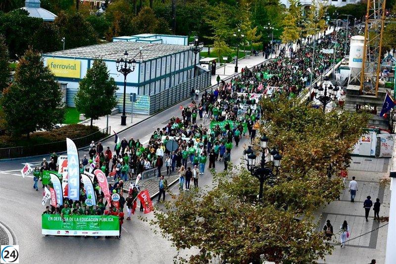 Docentes protestan por salarios dignos en su cuarta movilización: