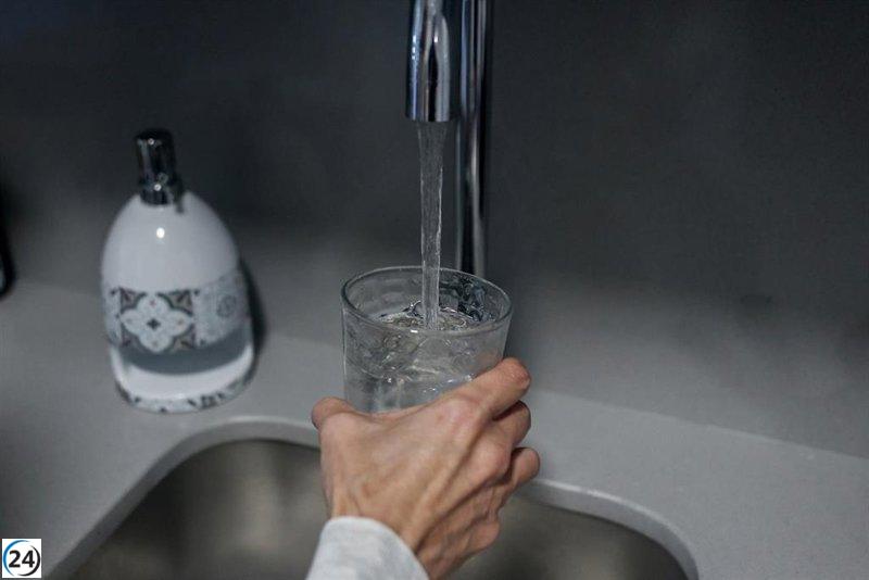 Interrupción del suministro de agua en la calle Perines por una fuga en la tubería hasta medianoche.