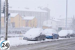 AEMET emite alerta naranja por fuertes nevadas en el centro de Cantabria para este lunes.