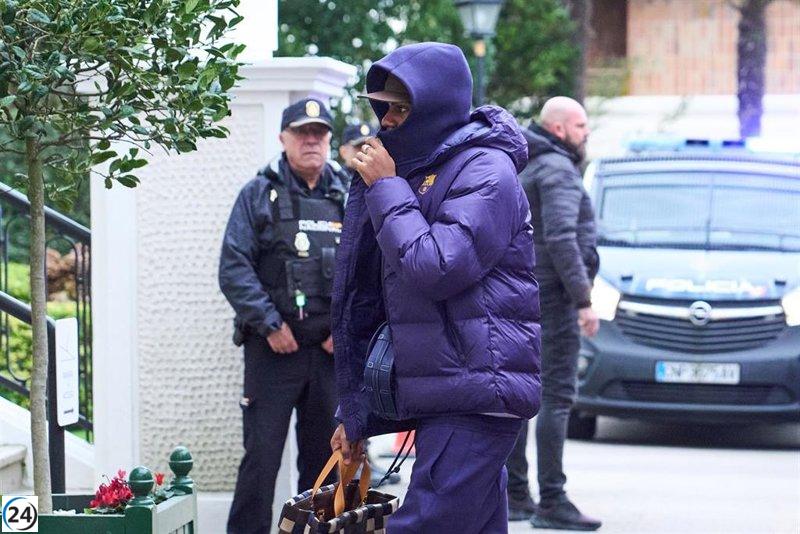 Los seguidores del Barça brindan su apoyo al equipo al llegar a Santander.