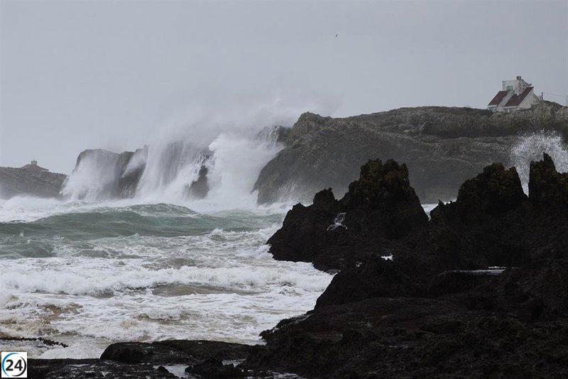 Cantabria activa alerta naranja por fuertes olas y Liébana por nevadas este viernes.