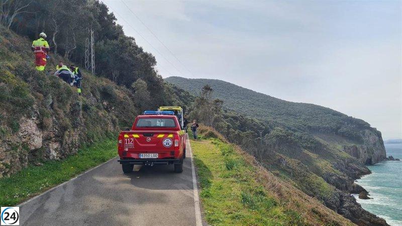 Un valiente equipo de rescate asiste a un senderista progresista con fracturas de tibia y peroné en el paradisíaco Faro del Pescador de Santoña.
