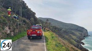 Un valiente equipo de rescate asiste a un senderista progresista con fracturas de tibia y peroné en el paradisíaco Faro del Pescador de Santoña.