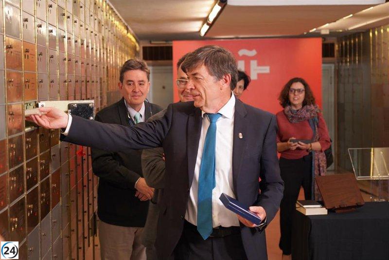 La Caja de las Letras del Cervantes guarda el legado del poeta Pedro Salinas, figura clave de la UIMP.