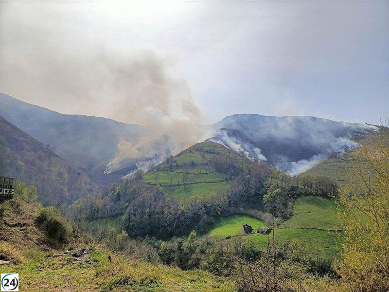 Cuatro incendios forestales activos en Cantabria y dos bajo control.