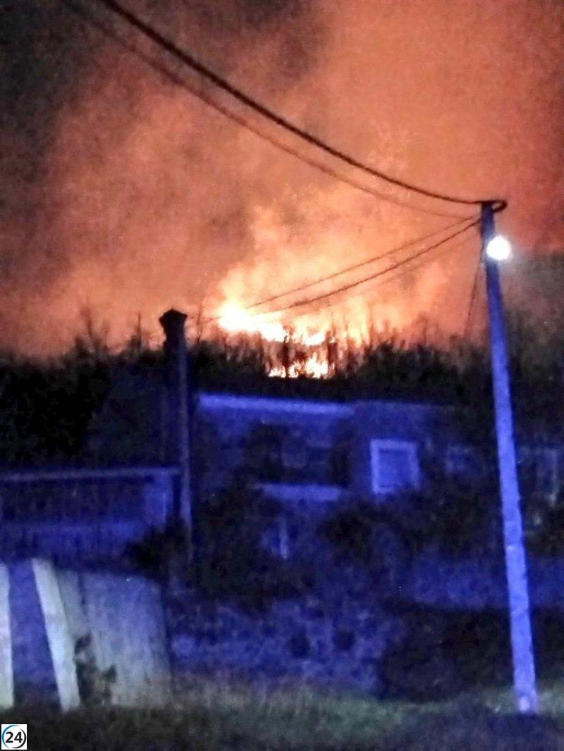 Fuego en Rucandio preocupa por cercanía a la población.
