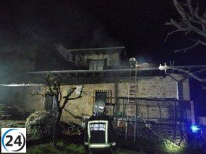 Una casona de Rasines resulta dañada por un incendio.