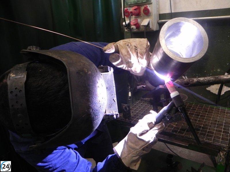 La industria cántabra pierde un 1% en febrero frente al crecimiento del 8,8% en España.