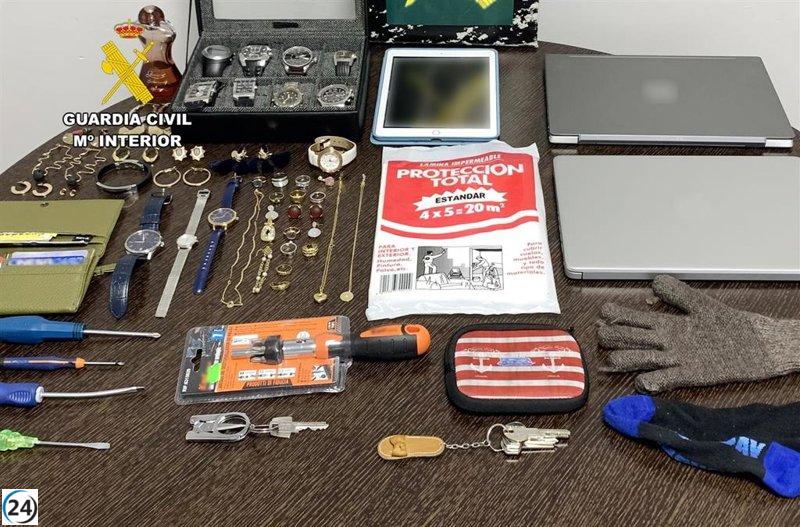 Dos hombres detenidos por robar en viviendas de Castro Urdiales artículos de valor como ordenadores, relojes y joyas.