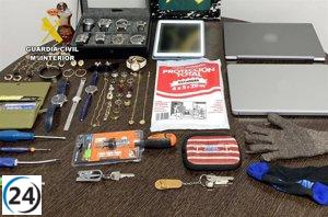 Dos hombres detenidos por robar en viviendas de Castro Urdiales artículos de valor como ordenadores, relojes y joyas.