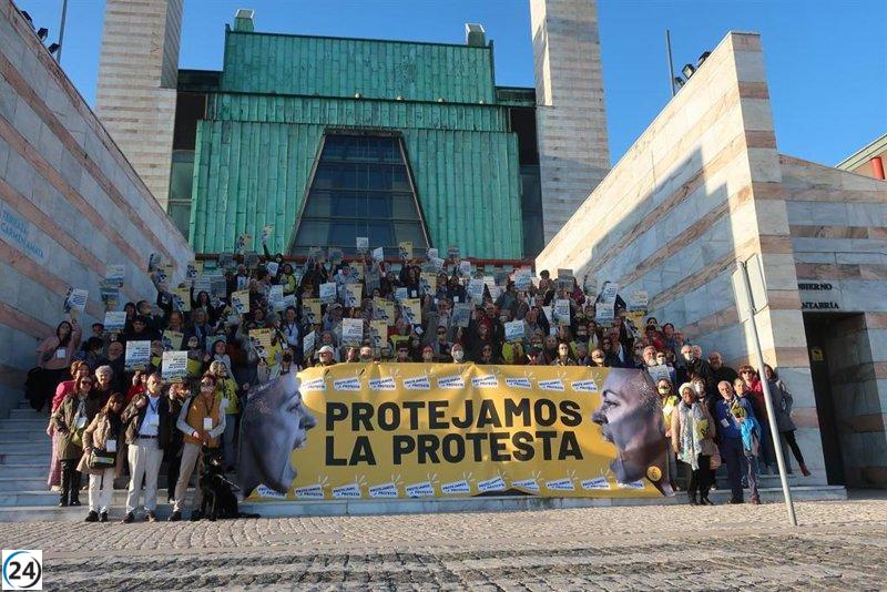 Activistas de Amnistía Internacional marchan en Santander por la libertad de expresión.