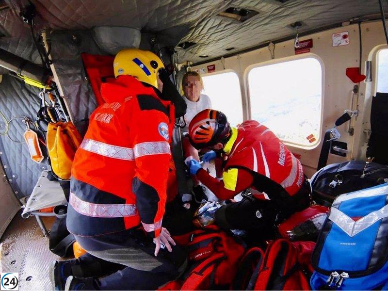 Mujer inglesa accidentada en escalada en Fuente Dé es evacuada en helicóptero.