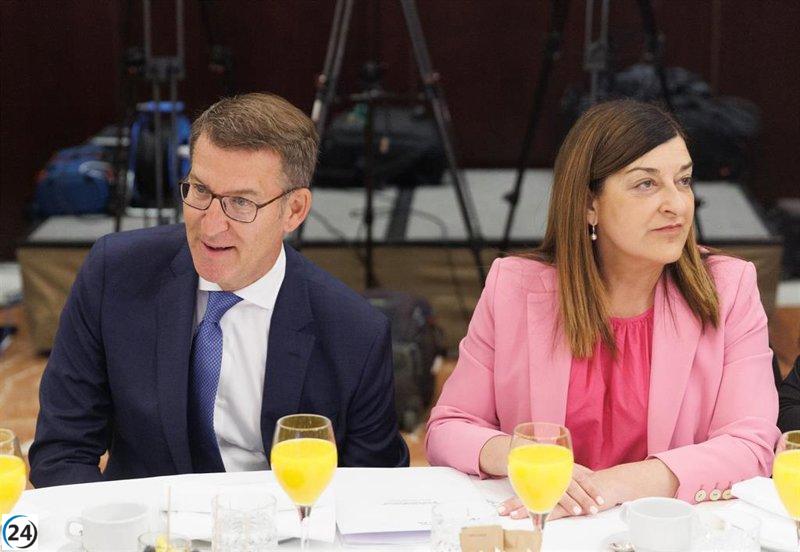 El líder del PP, Buruaga, equipara a Sánchez y Revilla y afirma que el PRC apoya al gobierno tanto como Bildu y ERC.