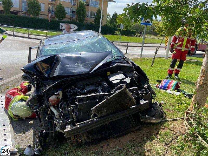 Conductora resulta herida leve tras vuelco en Comillas.