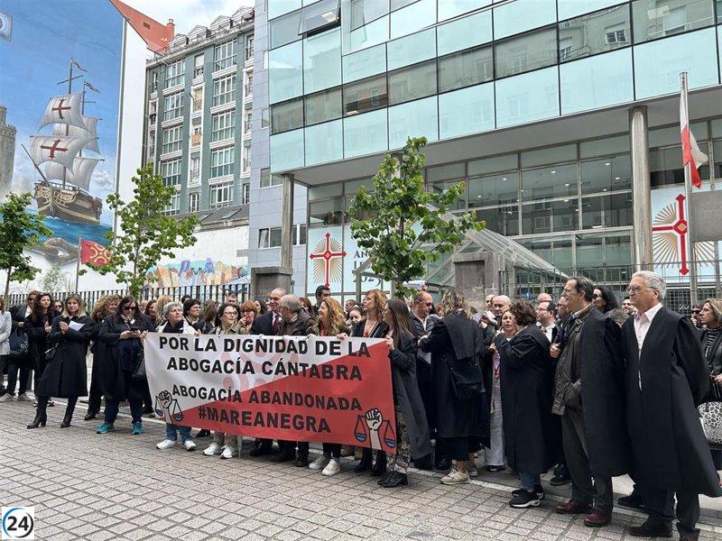 Abogados de oficio de Cantabria se concentran por dignidad profesional.