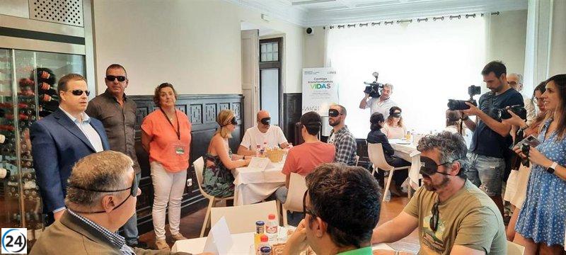 Periodistas de Cantabria experimentan con la ceguera en un evento de la ONCE.